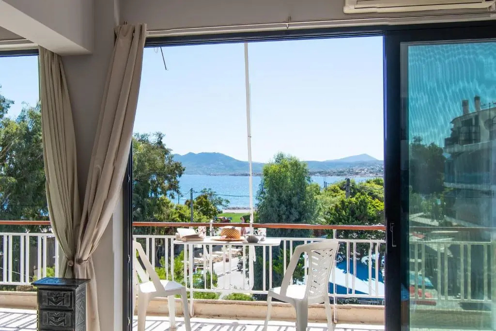 Lavish & Spacious APT with Stunning Seaview, 10 Min ATH Airport