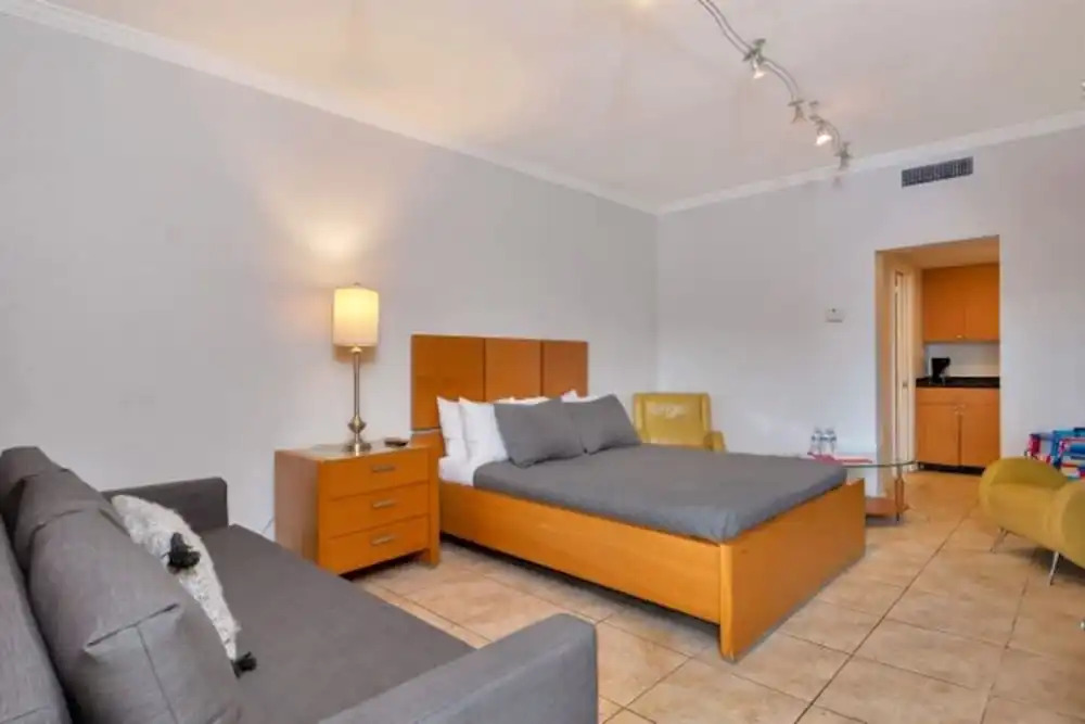 Amazing Apartment,hallandale Beach, Walk to Ocean!