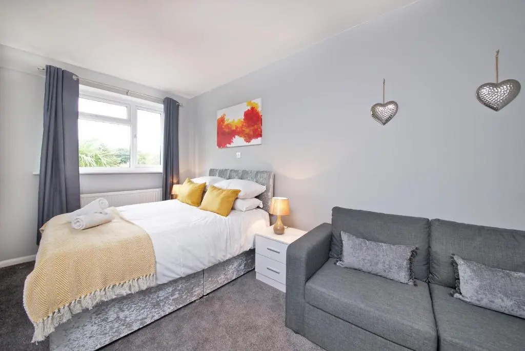 Gorgeous Manchester Home with Garden & Parking