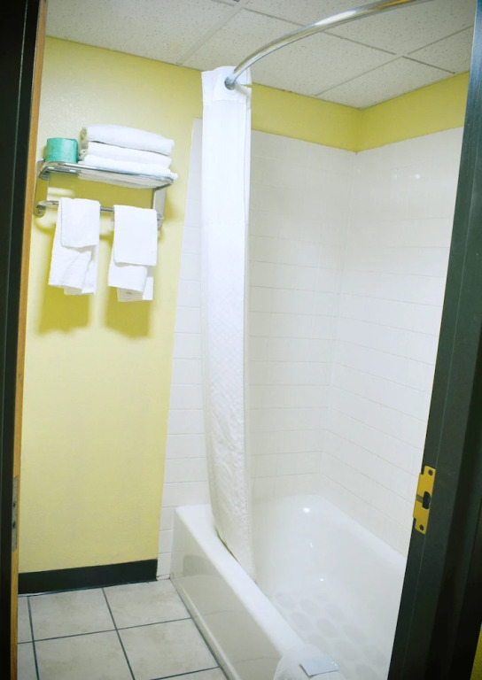 Days Inn by Wyndham Park City Kansas