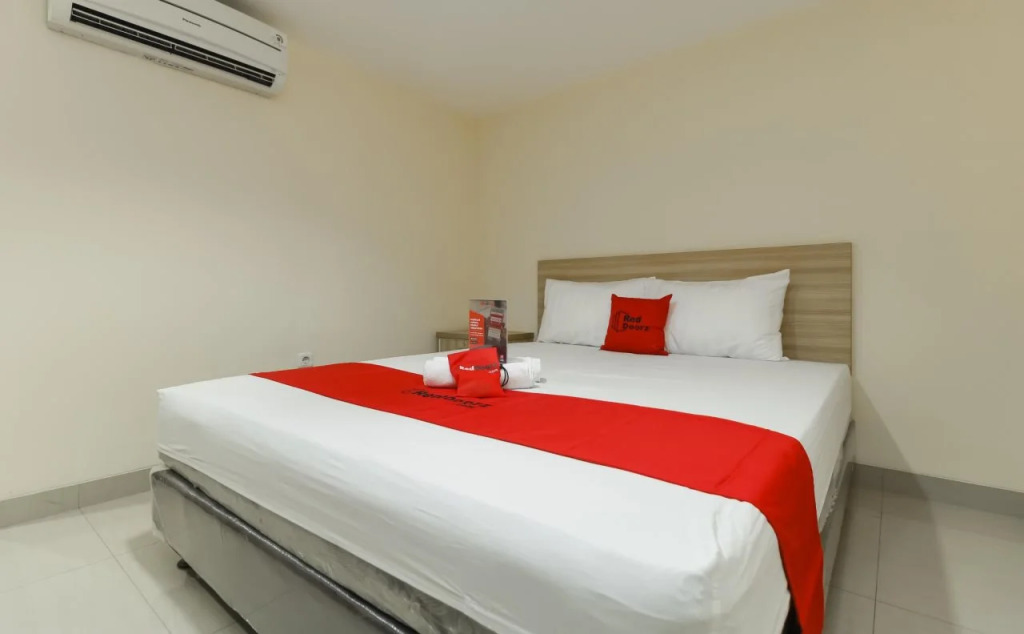 RedDoorz Plus near Harmoni Gajah Mada