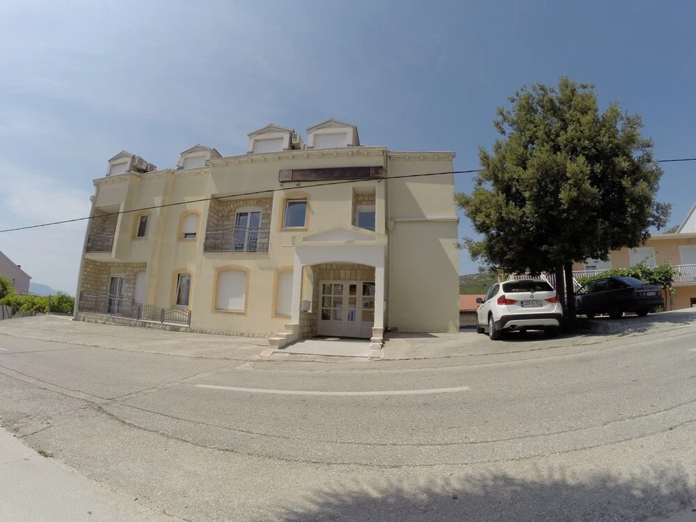 Hotel Lav