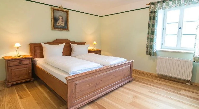 Wald Apartments bei Schlossgaststätte Hohenberg - Seeshaupt, südlicher Stanberger See, kostenfrei Parken, Ladestation für Auto und Fahrad, WLAN, Natur pur