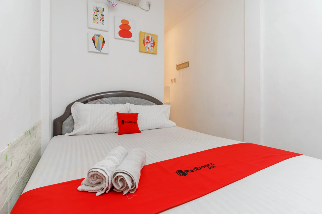 RedDoorz near RS Mitra Keluarga Depok