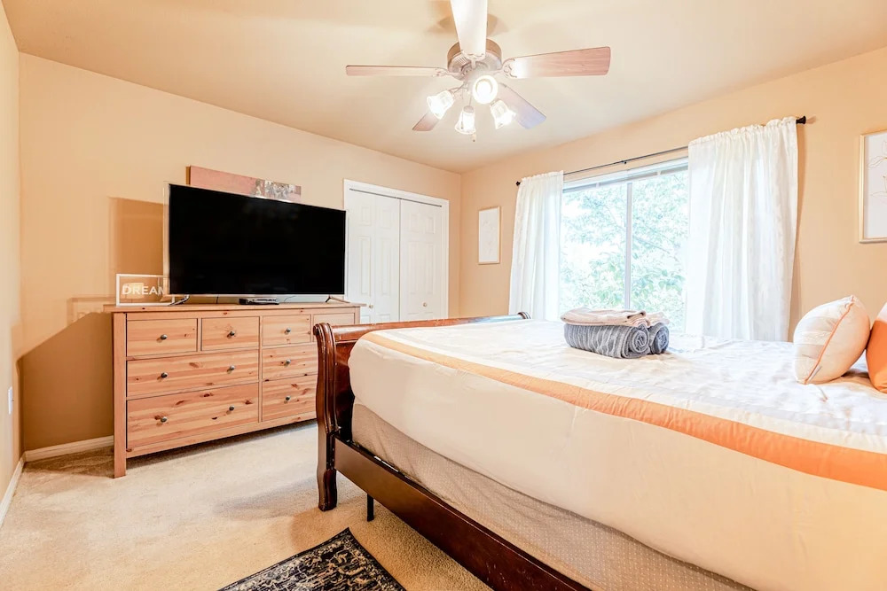 Quiet 2 Story Walkable to East Side Eateries