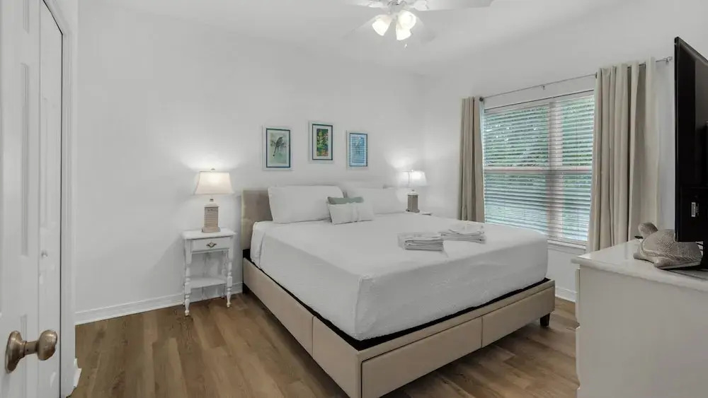 Seagrove 2BR Near Lake & Beach + Free Tickets: Bikes, Dolphin Cruise & More!