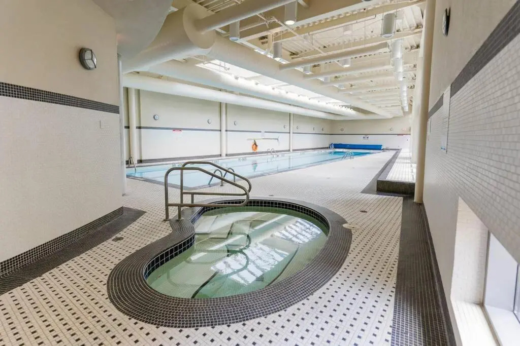 Downtown King Suite-Surround Views-Pool/Gym/Parkng