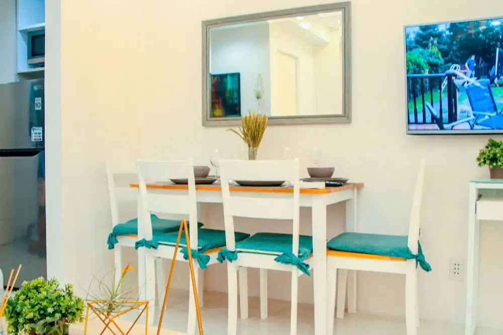 Greenbelt w/balcony Park view. Service.Location