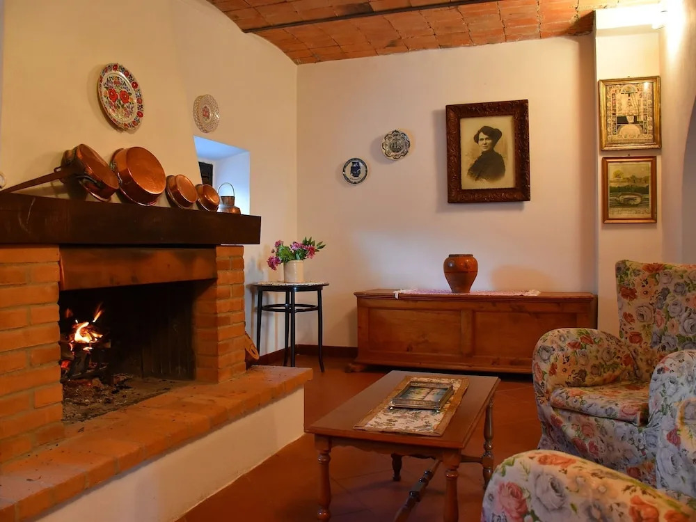 Cozy Holiday Home in Arezzo With Swimming Pool