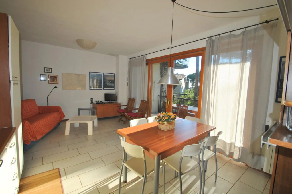 In vacation residence , 40 mt from the sea, apartment for 4-6 people, on the first floor with terrac-Villa Marina - INT. 5 trilo Libeccio