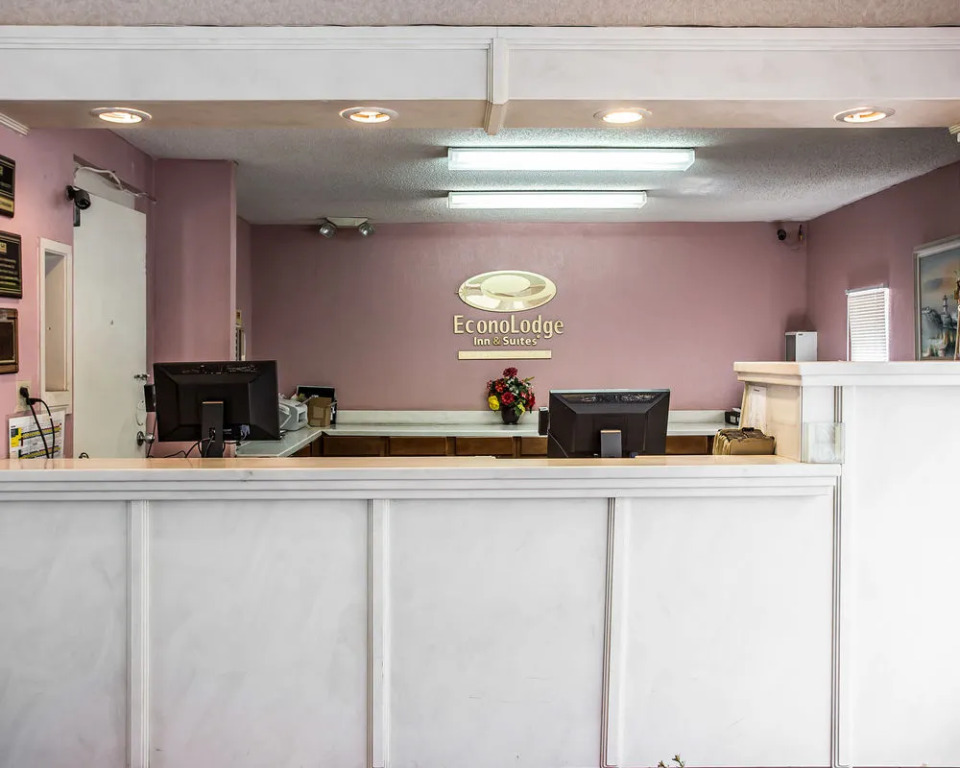 Econo Lodge Inn & Suites Fort Jackson area