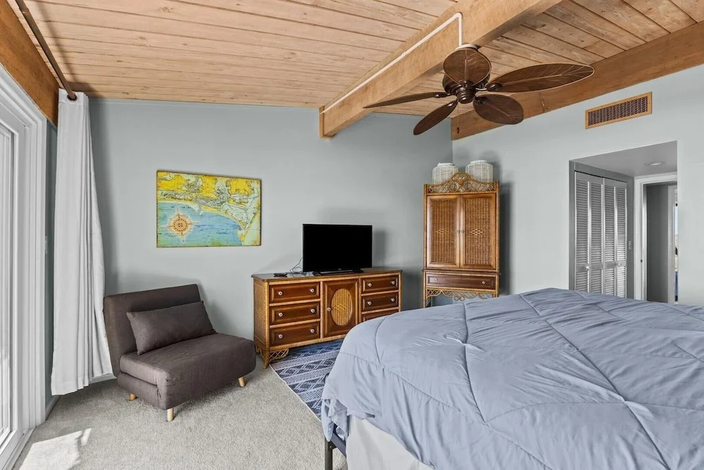 Coral Shores #4 3 Bedroom Condo by RedAwning