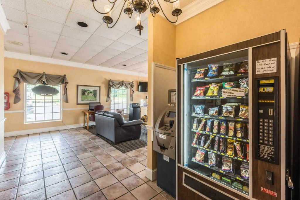 Econo Lodge Inn & Suites