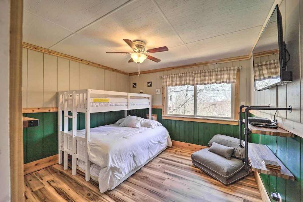 1 Mi to Skiing: Beech Mountain Condo w/ Fireplace!