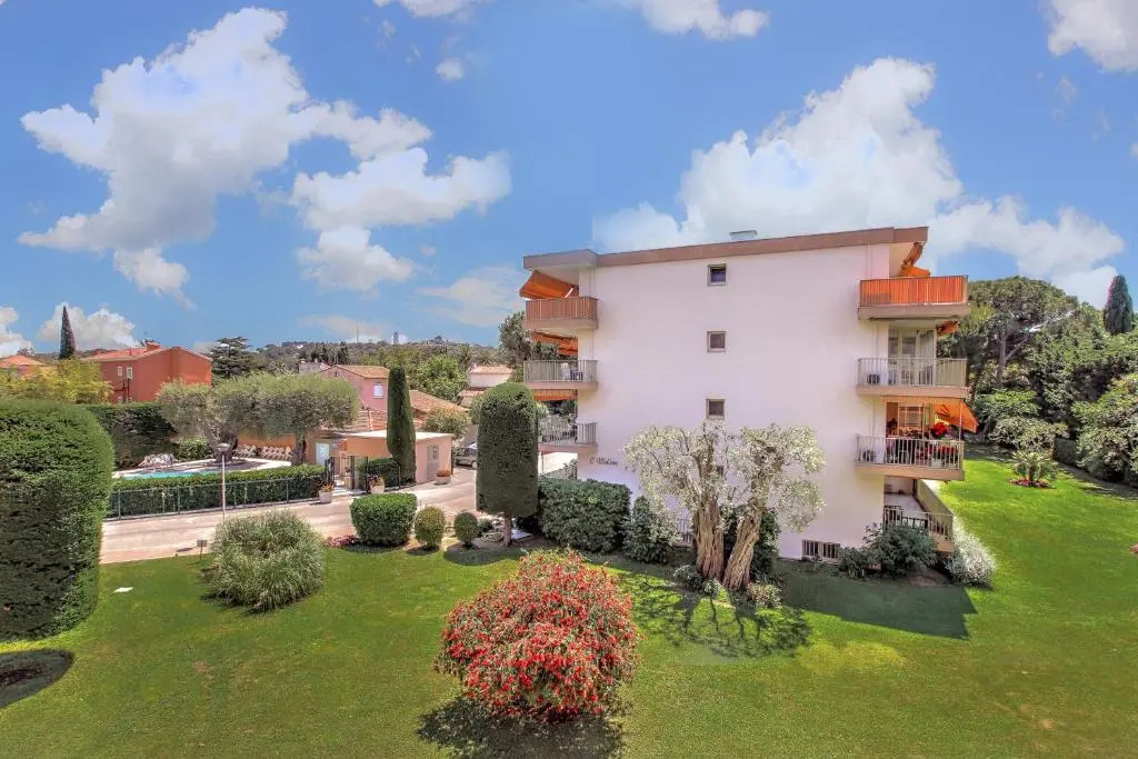 Modern Family Home 5 min to Beach +Pool +Garage