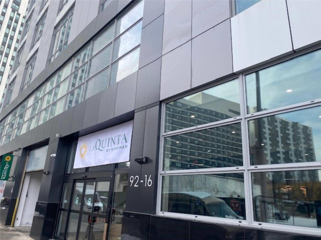 La Quinta Inn & Suites By Wyndham Queens NYC JFK AirTrain