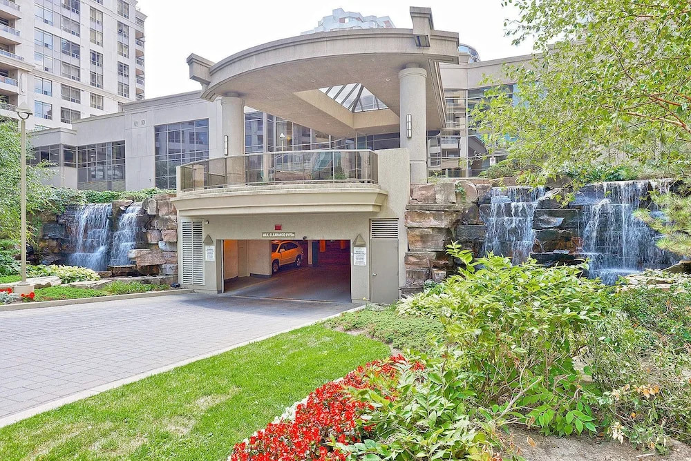 Sarkar Suites - 3888 Duke of York Blvd