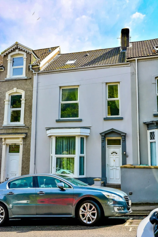 Captivating 3-bed House in Swansea Town Center