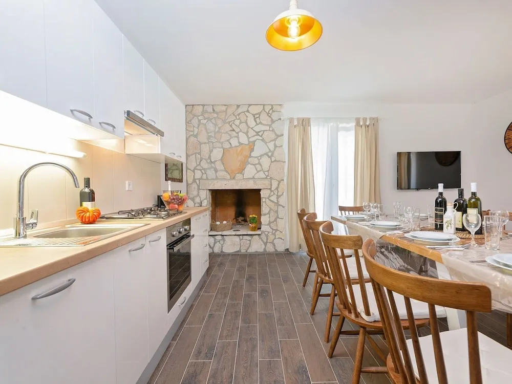Charming Holiday Home With Pool, Jacuzzi and Privacy in the Middle of an Olive Grove