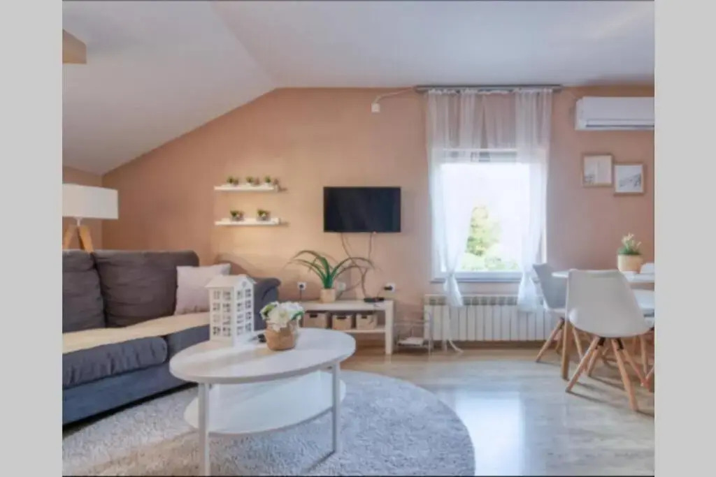 Luxury Riverside Villa with Private Pool, Sauna and BBQ, 12 Guests