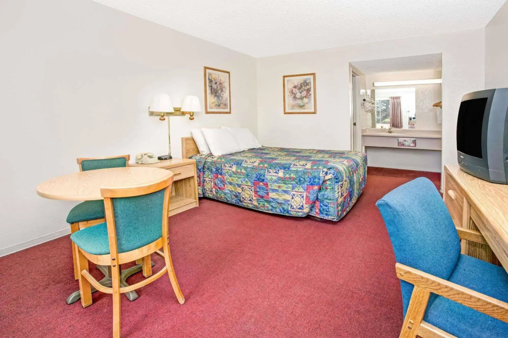 Knights Inn Aurora