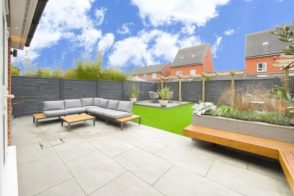 Stunning 4 Bed House With Cinema Room & Parking