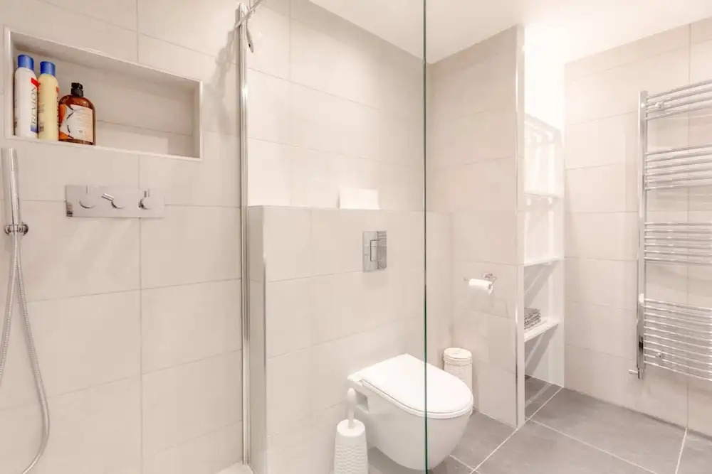 Beautifully Presented 2BD Flat W/patio- Kensington