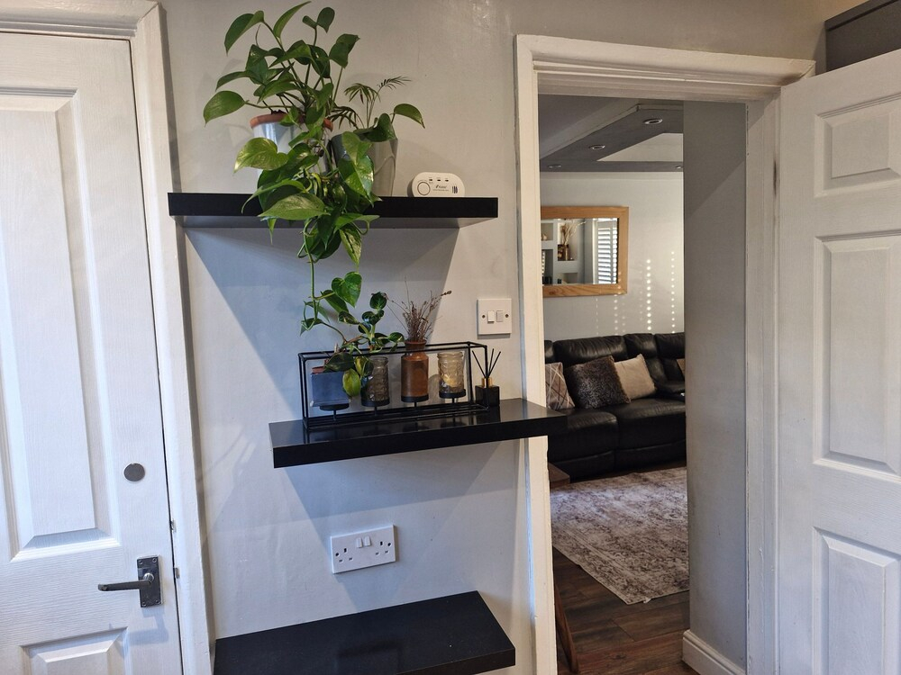 3 bed House, Sleeps 5, Near Airport and Town, Outside Parking Free