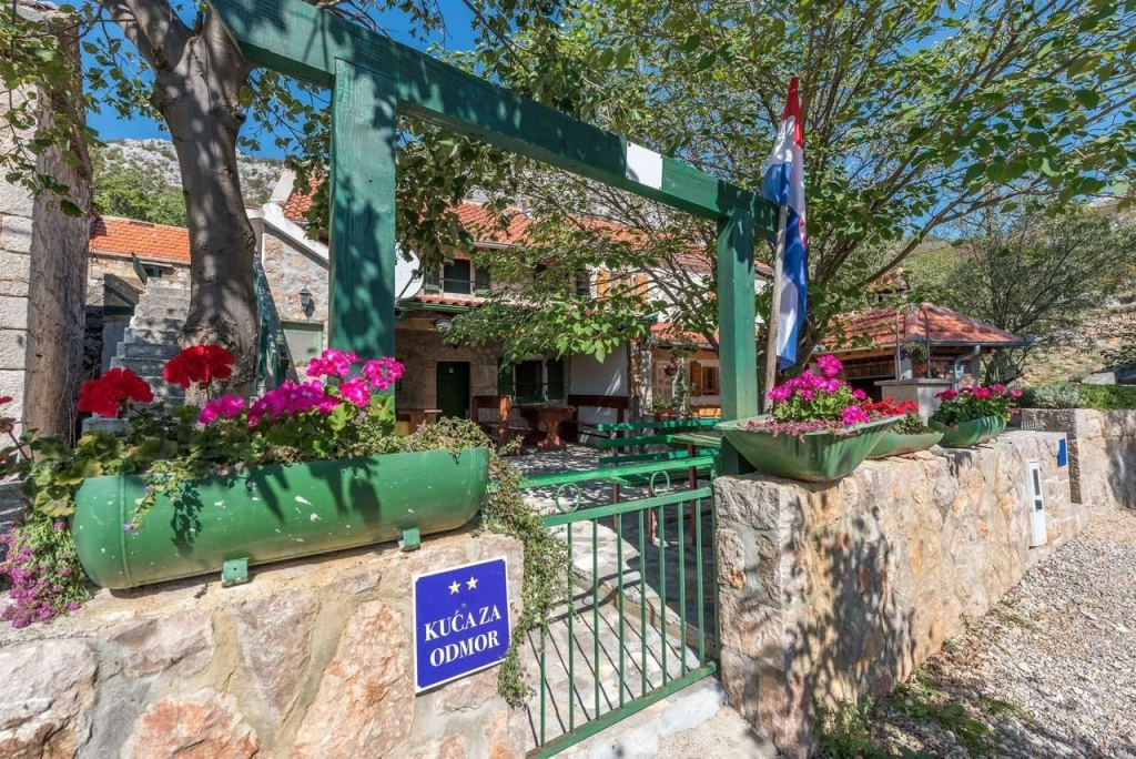 Holiday house Role - retro & afordable: Starigrad-Paklenica, Zadar riviera