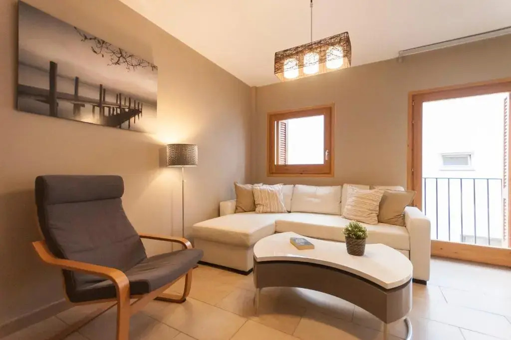 Lets Holidays Mediterranean apartment 3 minutes to the beach 2