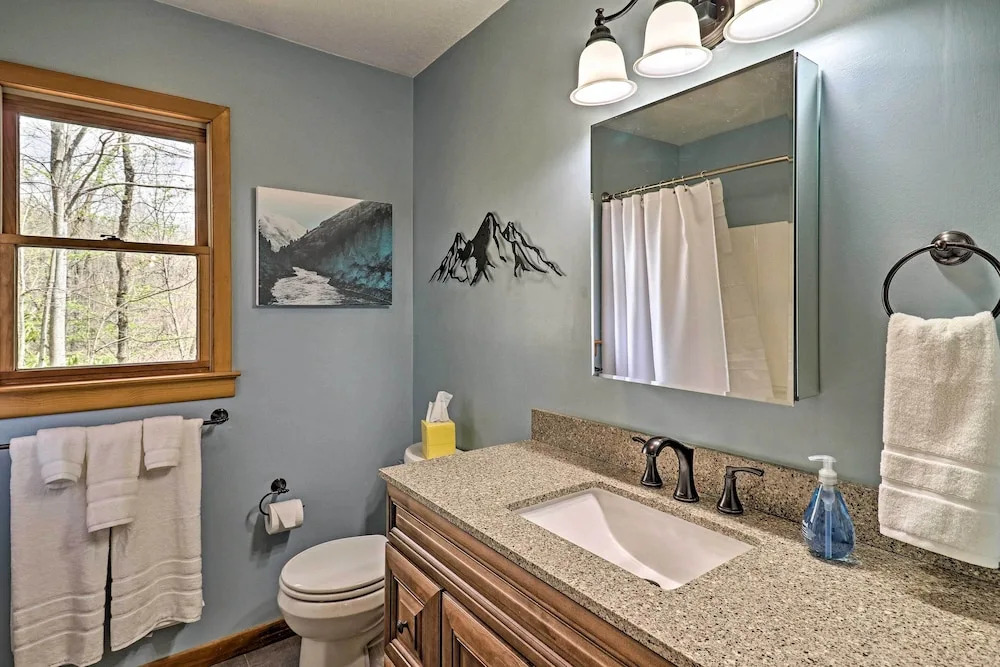 Serene 'mountain Mist' Retreat w/ Deck & Hot Tub!