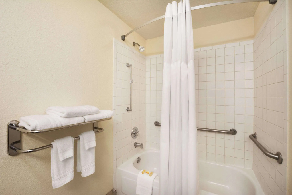 Days Inn & Suites by Wyndham Commerce