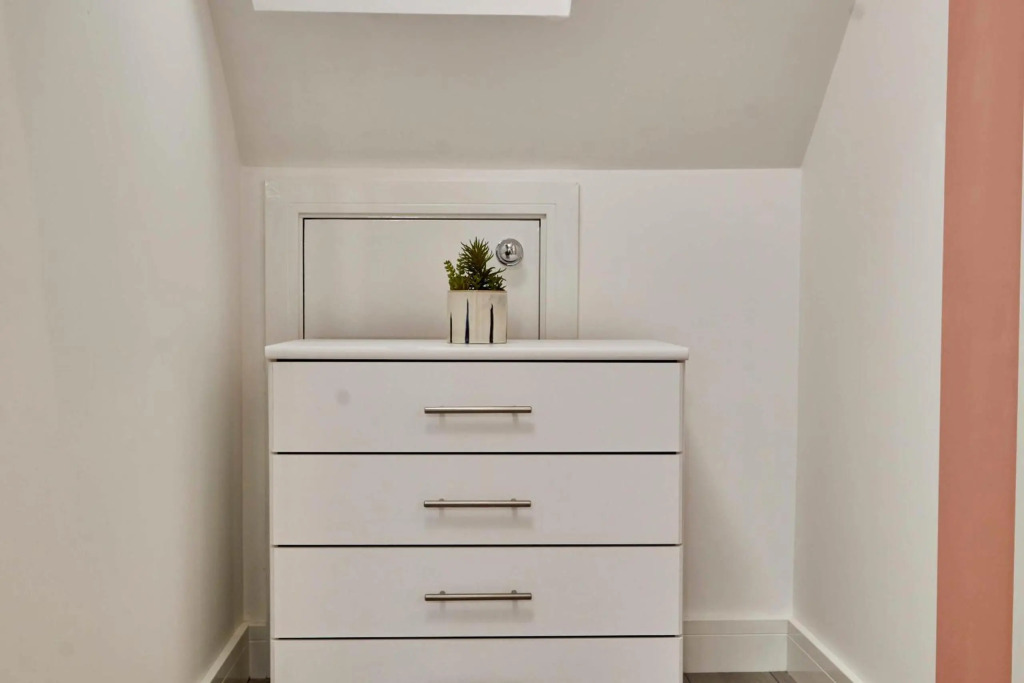 Modern 4Bedroom House By Homebird Property Management Short Lets & Serviced Accommodation Leeds With Private Parking & Garden