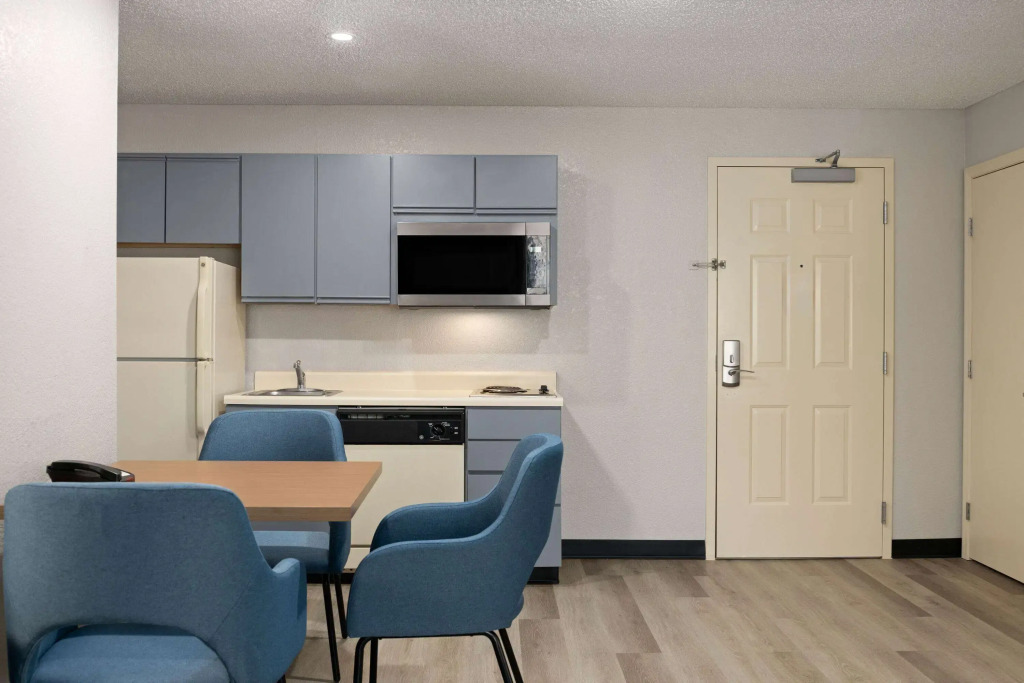 Days Inn & Suites by Wyndham Green Bay WI