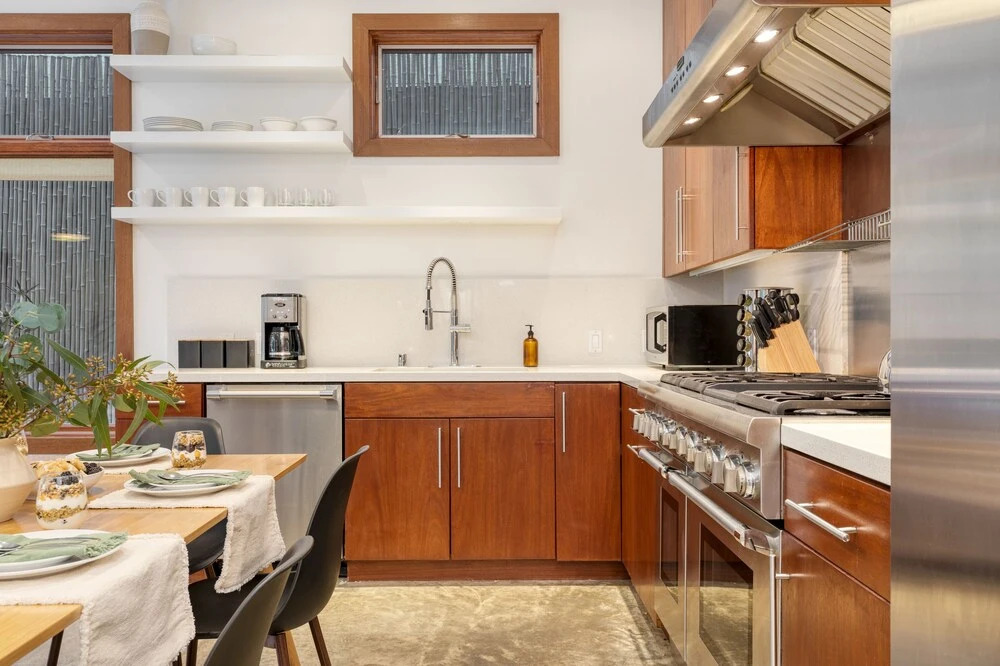 Breakwater by Avantstay Venice Bungalow w/ Rooftop Patio Close to Beach!