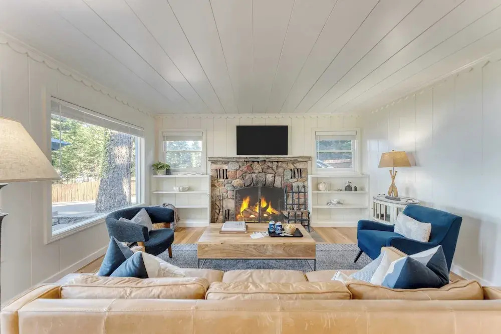West Shore Lake House by Avantstay Ski Cabin w/ Backyard Sledding Hill!