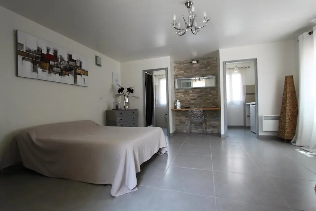 A MANDRIA, appartements avec cuisine 30m2, patio, vue Montagnes et citadelle, 5 minutes à pied du centre ville et des rivières