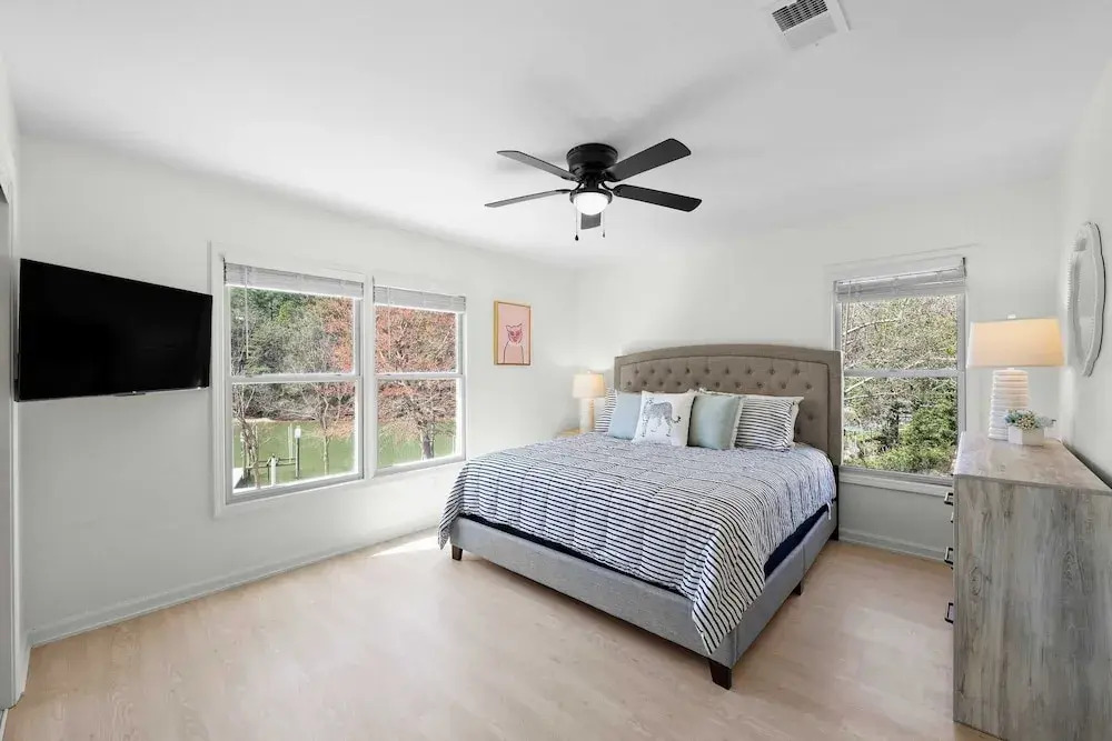 Knotty Pines by Avantstay Lake Views, Renovated