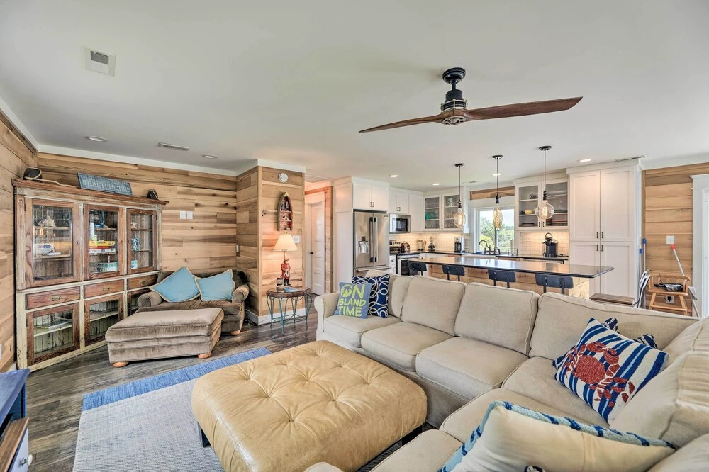 Bright Emerald Isle Home - Walk to the Beach!
