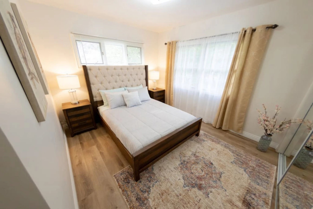 BEAUTIFUL 4-BEDROOM BURBANK HOME WITH SWIMMING POOL!  (p12)