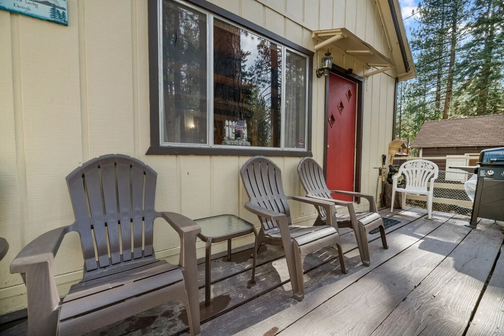 Pinecone Cabin - Cozy And Charming Cabin In A Prime Location! Beautiful Wood Burning Fireplace! 2 Bedroom Home