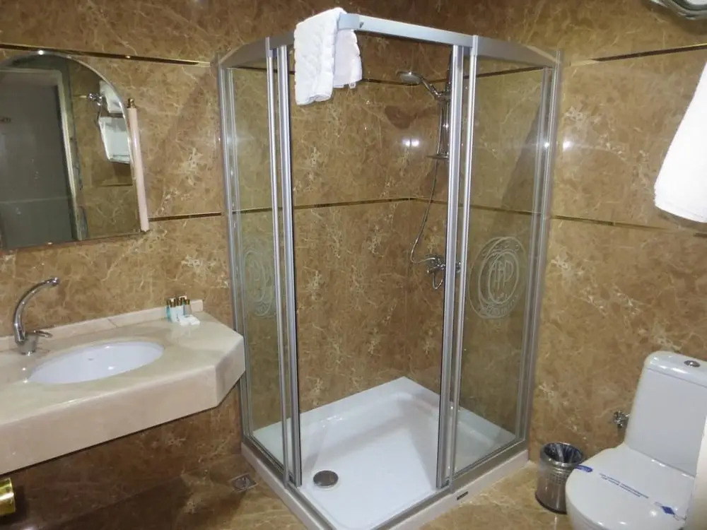 Eyna Hotel