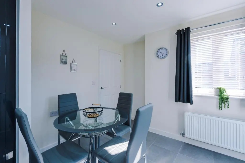 Vidale Court, 3 Bedroom House with River Irwell view, sleeps 6