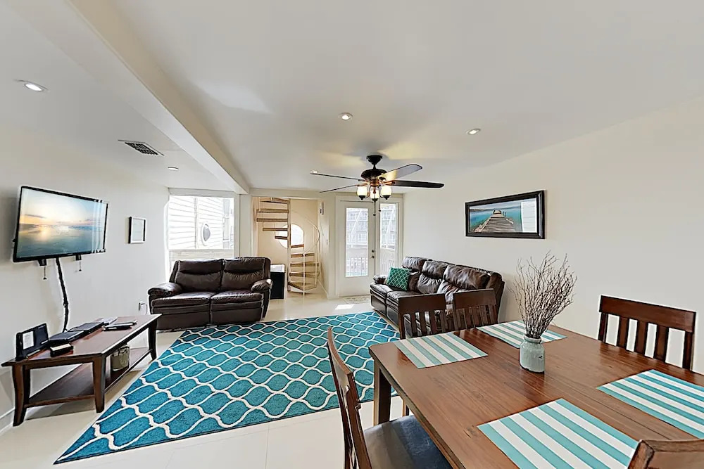 Updated 3br  W/ Pools 3 Bedroom Condo
