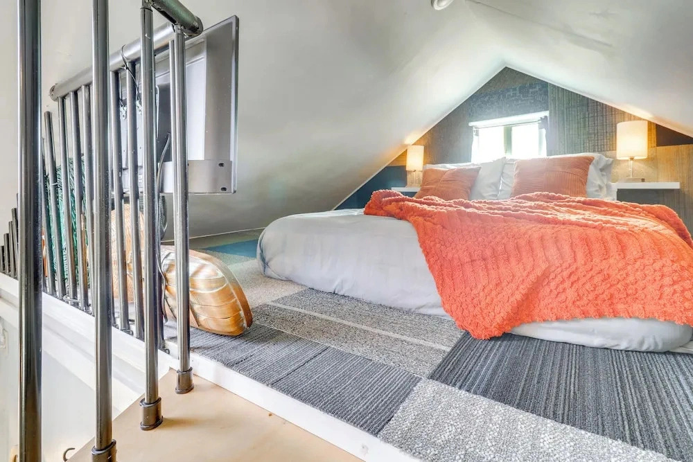 Walk to Downtown! ABQ Couples Studio w/ Deck