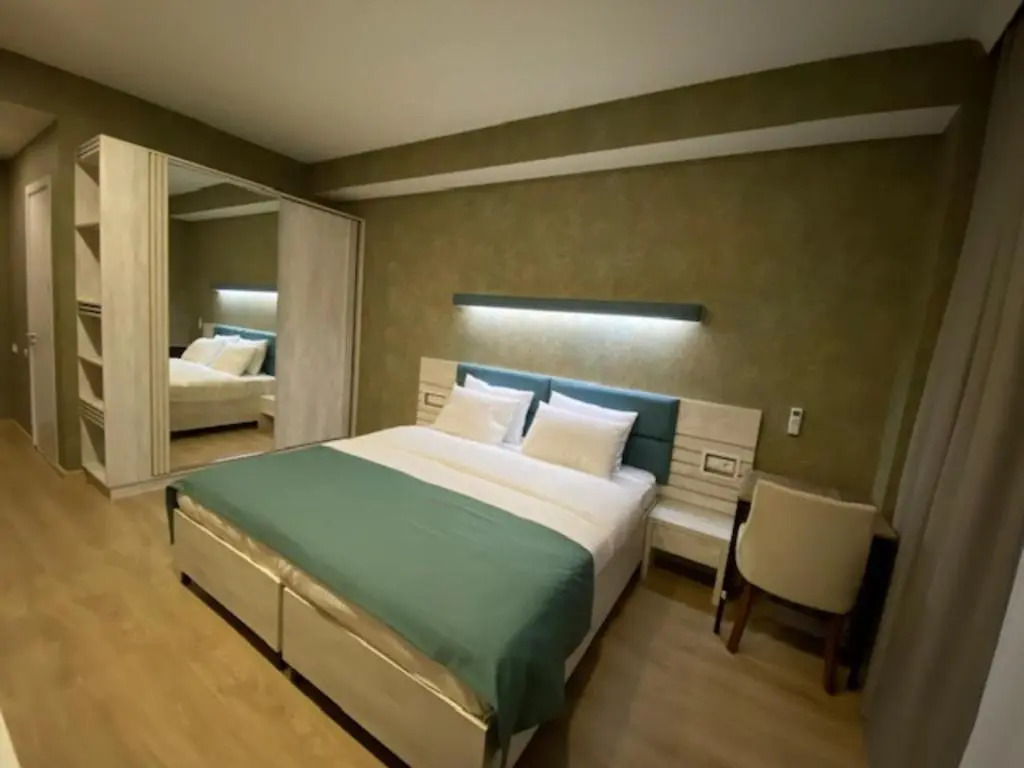 Round Garden Hotel
