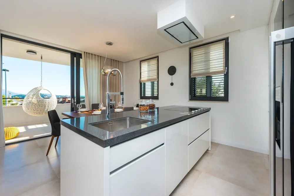 Bright Luxurious 3 Bedroom Home With Sea View near Old town