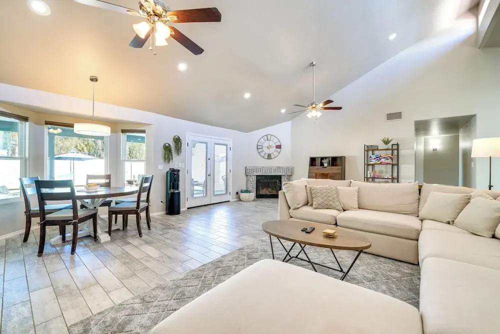 Pool, Putting Green & Games: Chandler Home!