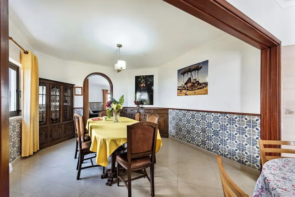 Residential cul-de-sac walking distance to centre, private pool, free AC wifi