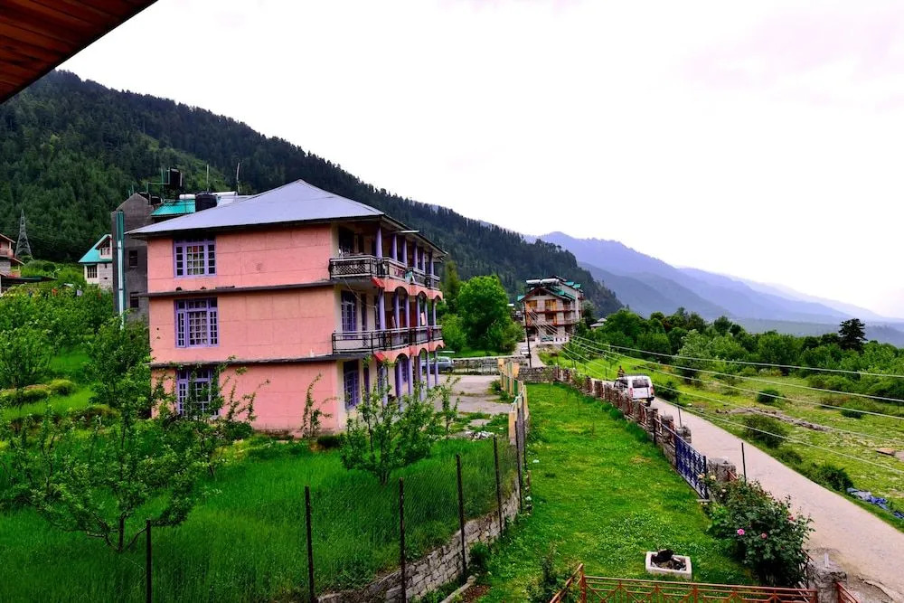 OYO 38759 Tara Cottages